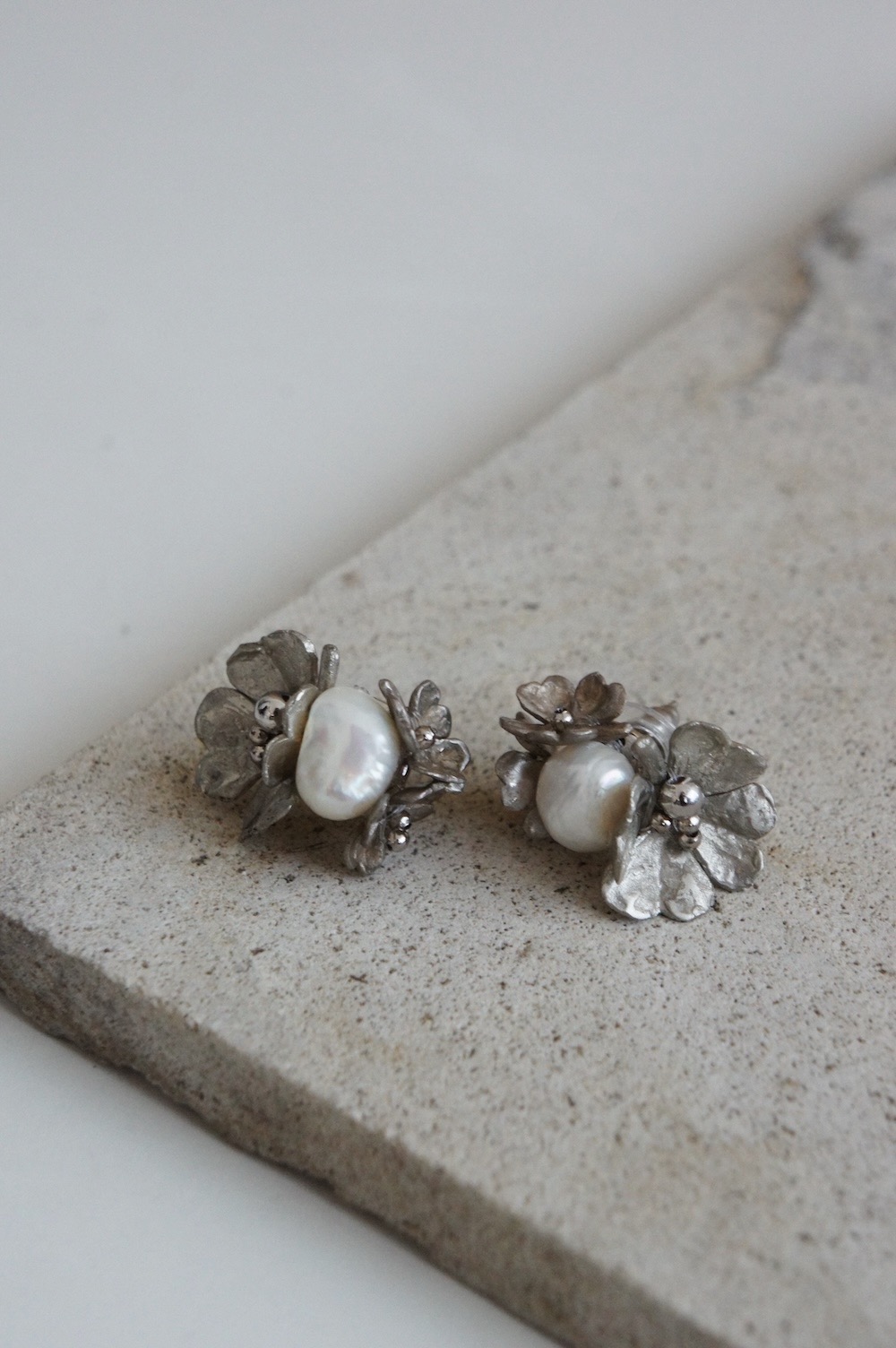 Gleam in White - Earrings